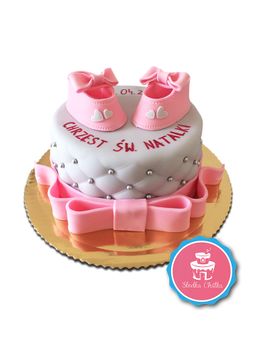 Tort pikowany z różowymi bucikami - Tort na Chrzest z bucikami