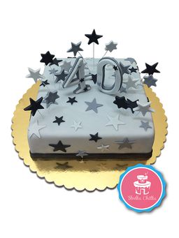 Tort na 40 z gwiazdkami - Kwadratowy tort ze stojącą 40 i gwiazdkami
